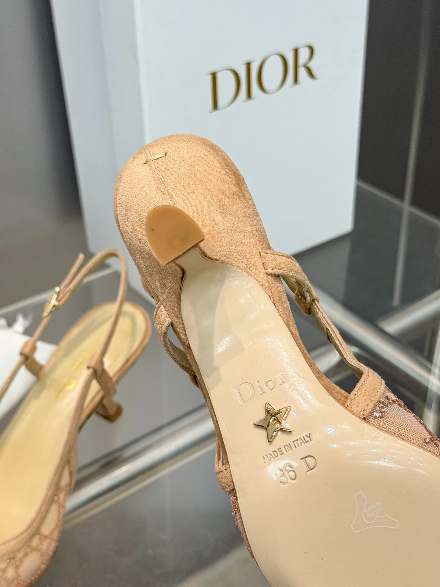 👟👟Ex-factory price 580👟👟 Dior 2025 spring and summer catwalk new style bling...bling...crystal shoes Capture series high-heeled women's shoes Star-same rhinestone square toe cannage pattern cat heel slip-on sandals The top high-end version on the market Exclusive sale Material: Original custom mesh inlaid with hot Australian rhinestones + water-dyed sheepskin feet + original molded hardware buckles + Italian leather outsole Heel height: 6.5CM/9.5CM size: 34-43 (34.40.41.42.43. Customized, non-refundable)